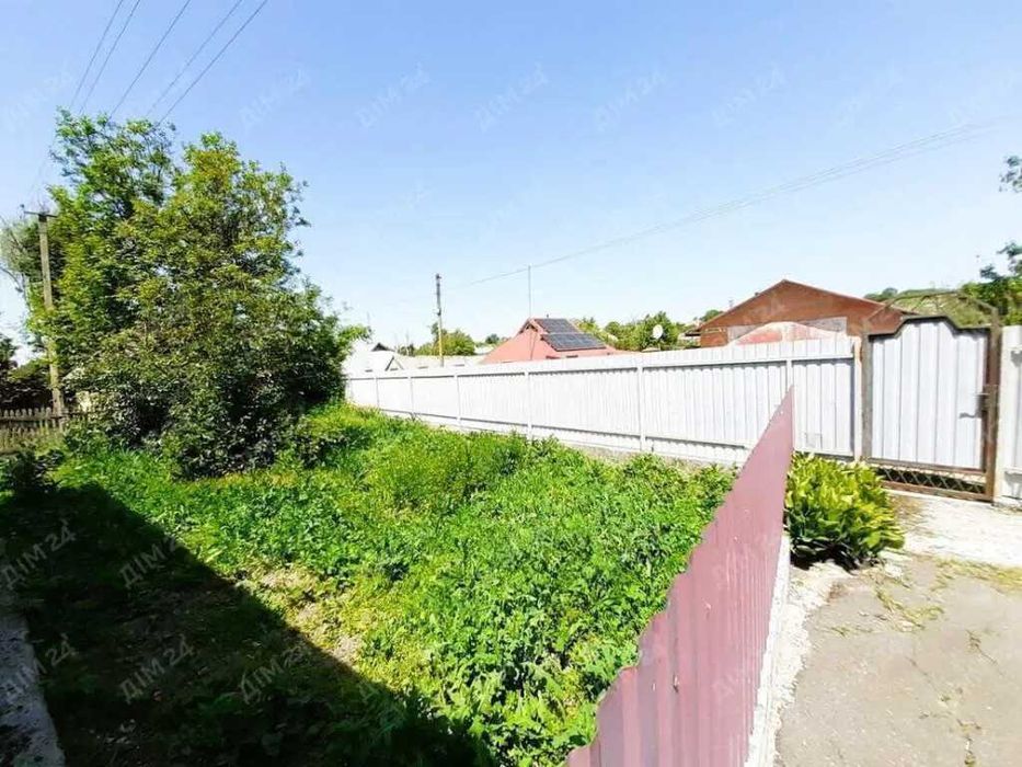 Доглянутий будинок з комунікаціями.