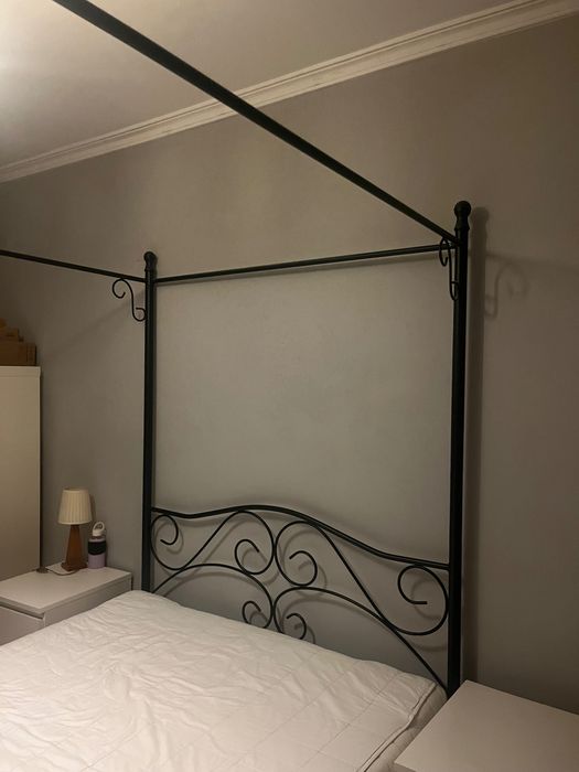 Cama com docel em perfeito estado