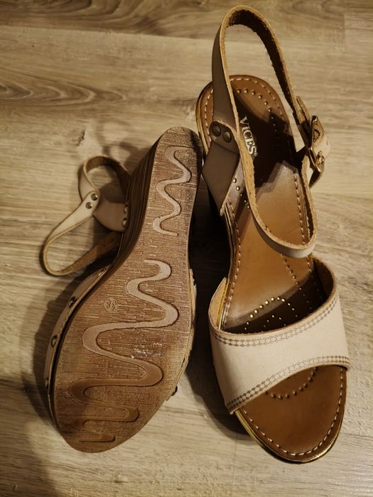 Sandały na koturnie (nowe) Vices rozm. 38 beżowe ze złotym