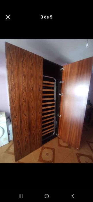 Móvel com cama embutida.