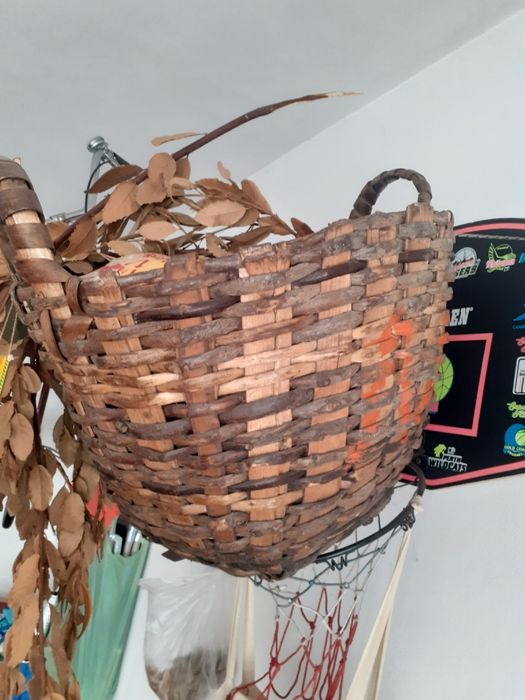 Cesto de vime muito antigo conforme foto.