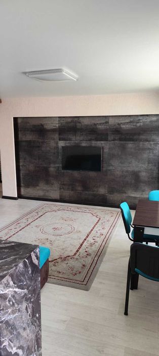 Продаю 4-кімнатну квартиру на площі Перемоги. Ц10