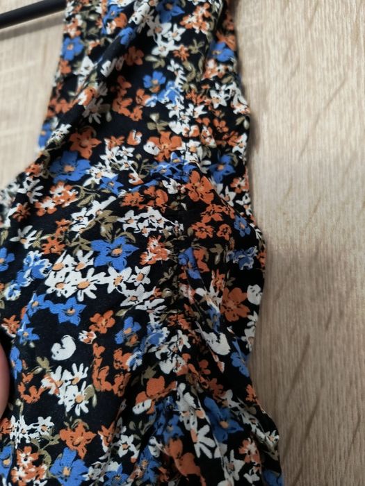 Sukienka w kwiaty z rozcięciem na nodze