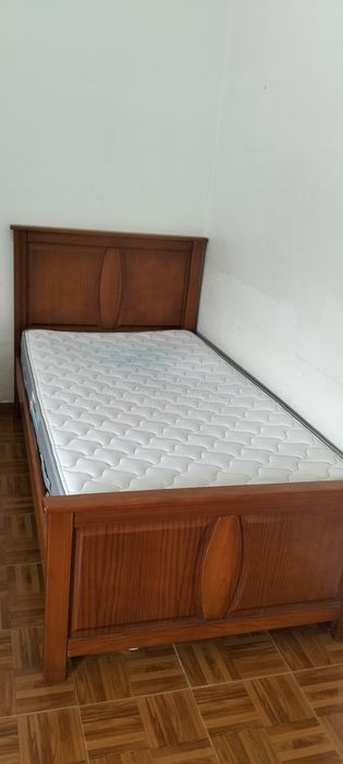 Cama de solteiro em madeira