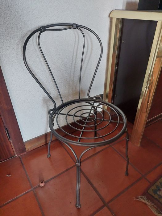 Mesa de jantar, cadeiras e consola