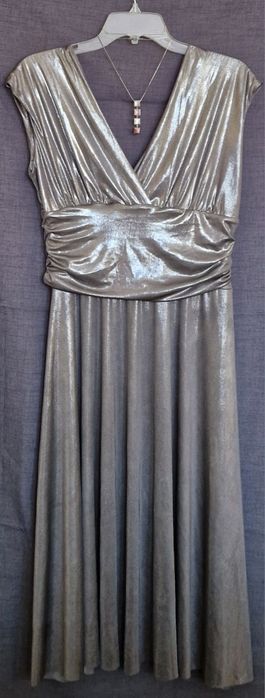 Srebrna błyszcząca sukienka z dodatkami