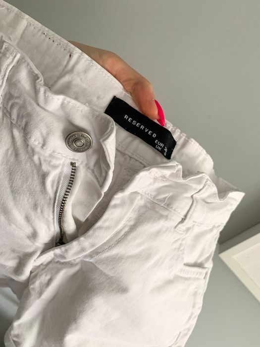 Białe krótkie spodenki