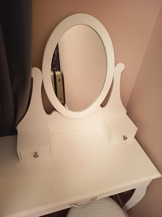 Biała toaletka z lustrem