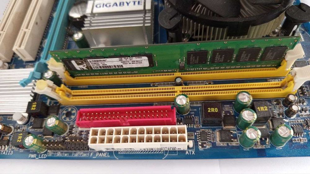 Материнська плата Gigabyte GA-G31M-S2L проц Celeron E1600 + 1gb DDR2