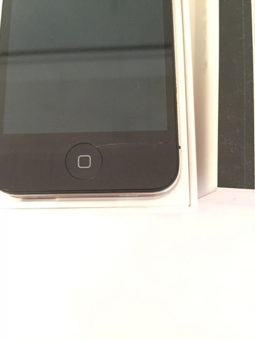 iPhone 4 + Case - 8GB (Unlocked)64739984467842122