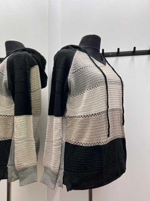 Cienki sweterek z kapturem roz.L