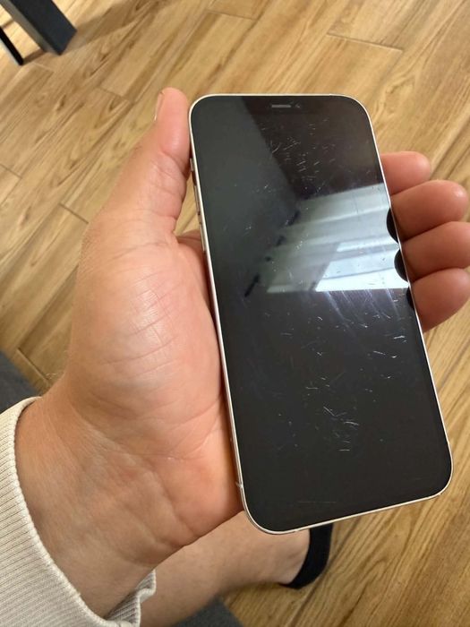 Iphone 12 pro 88% baterii