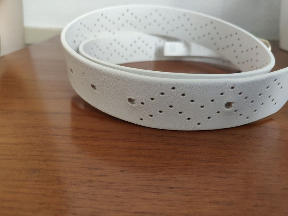 Cinto branco de mulher