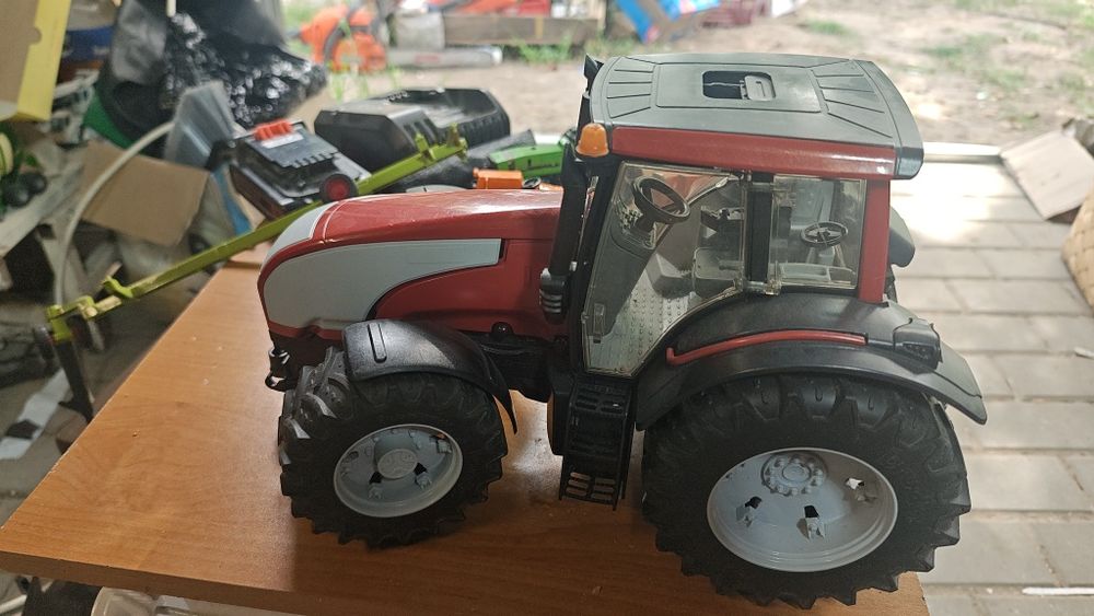 Bruder traktor valtra