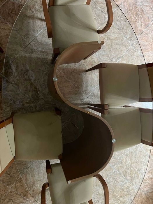 Mesa de vidro com pé de cerejeira com cadeiras