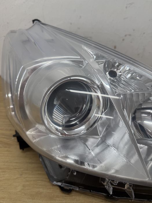 Lampa prawy przod Toyota Prius plus + 12-15r, oryginal, Europa