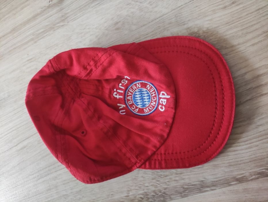 Czerwona czapka z daszkiem Bayern Monachium dla chłopca