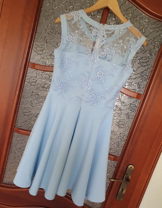 Urocza błękitną wizytowa sukienka 36