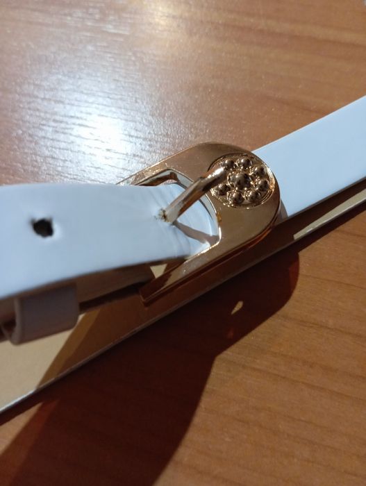 Biały pasek z klamrą