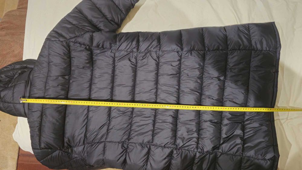 Casaco acolchoado comprido com capuz