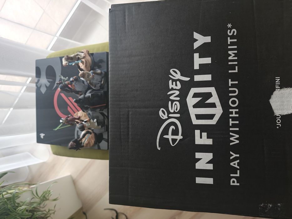 PS4 PRO 1TB star wars edycja limitowana + 2 pady + 4 gry