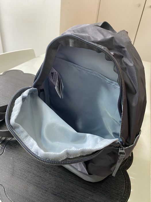 Mochila adidas XS pouco uso (fotos reais incluidas)