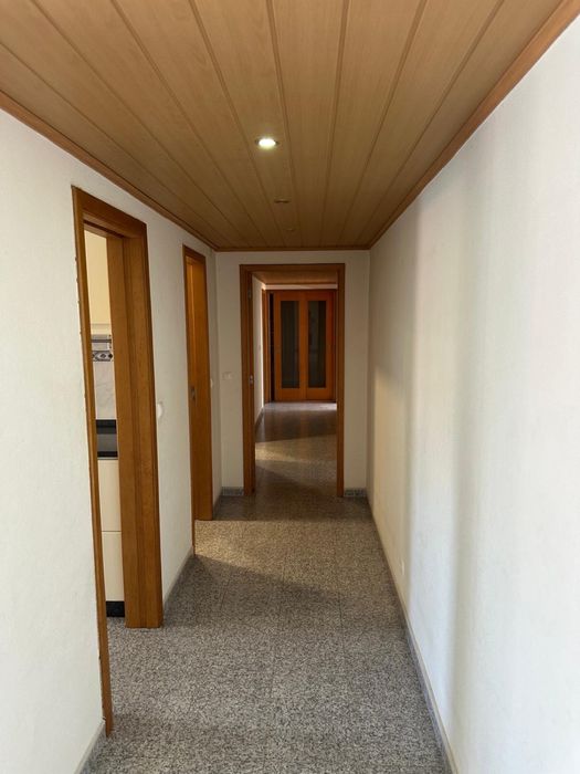 Quarto mobiliado Cama casal, tv, cómoda na Moita
