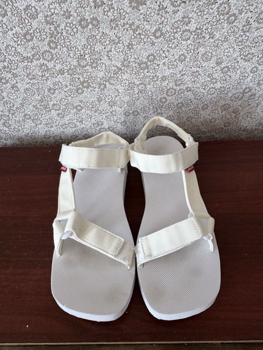 Levis босоніжки