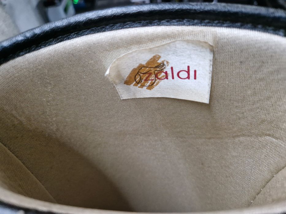 Botas e capacete de equitação