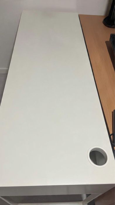 Secretária branca IKEA com gavetas