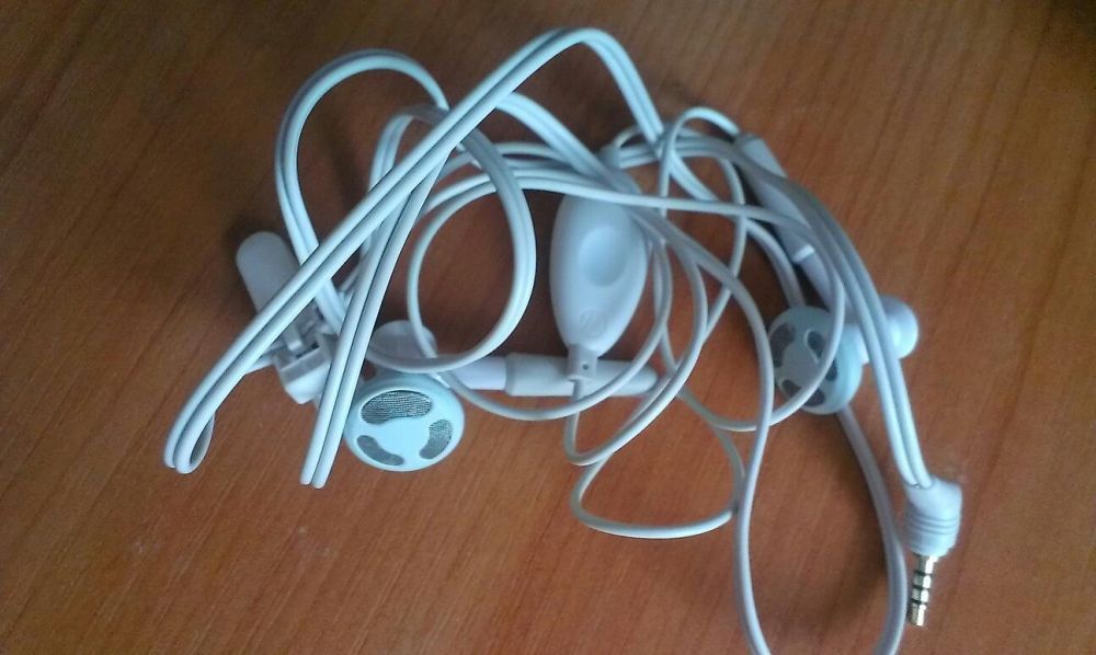 Оригінальні навушники від Nokia та Motorola