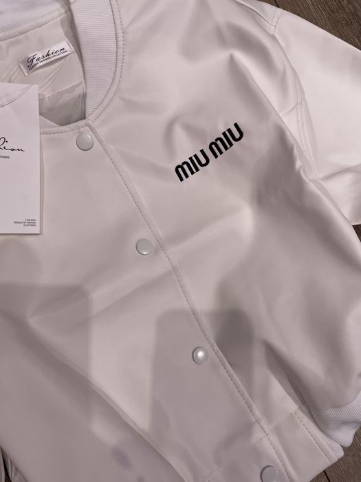 Жіноча весняна біла шкіряна куртка бомбер на кнопках Miu Miu