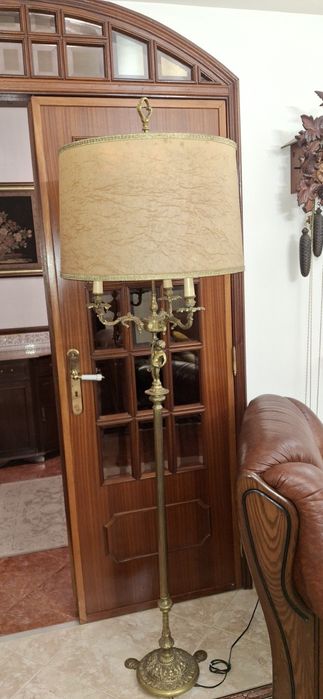 Candeeiro de pé alto, em bronze e provido de abajour.