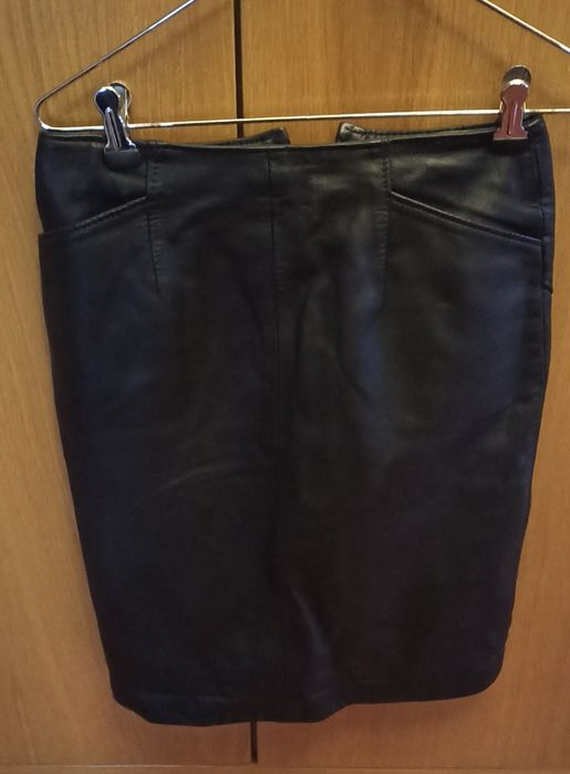 Saia em pele genuína em ótimo estado