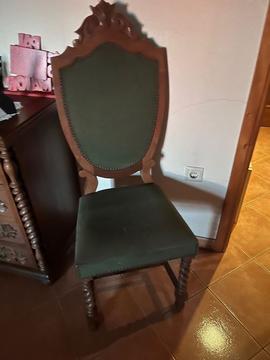 Cama de casal com comoda e mesas de cabeceira