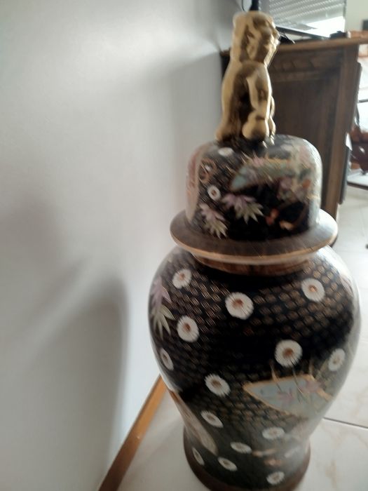 Jarrão motivos orientais e com dourado, antigos.