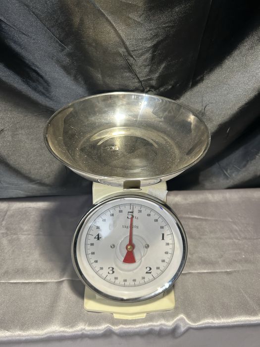 Waga kuchenna – Kremowa z metalowym talerzykiem – Skala do 5 kg
