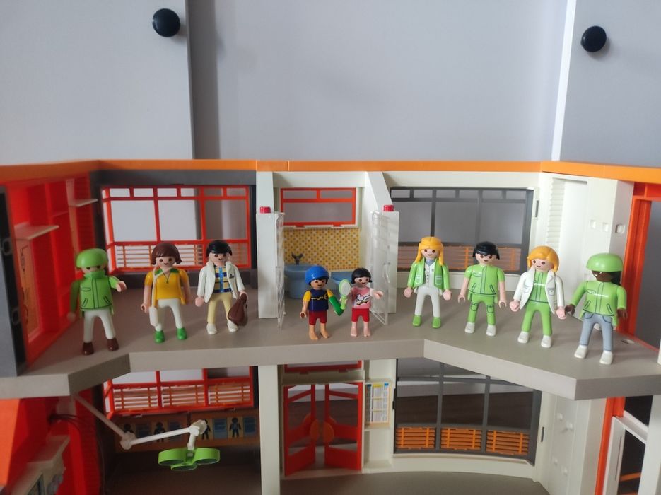 Ogromny szpital dziecięcy Playmobil 6657+ karetka i helikopter+akcesoria