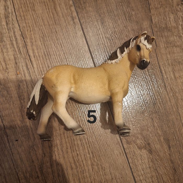 Kolekcjonerskie figurki koników schleich