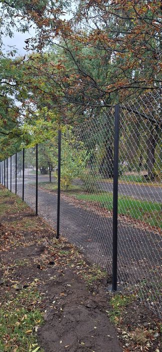 Установка забора из сетки рабицы. Установка забора со сварной сетки