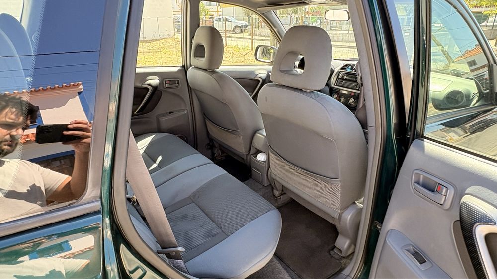 Toyota RAV4 2.0 poucos kms