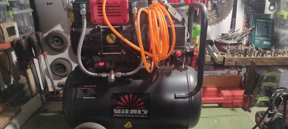 Компресор Vitals professional безмасляний 24 літри ресивер для гаража