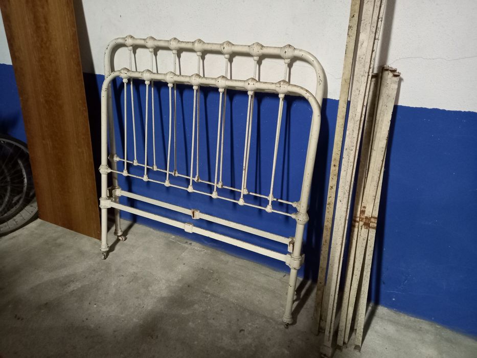Cama metálica antiga