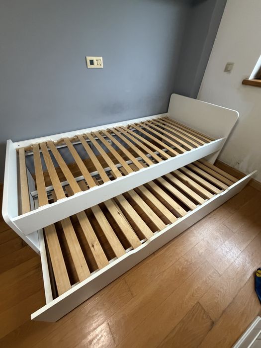 Cama individual com cama de gaveta