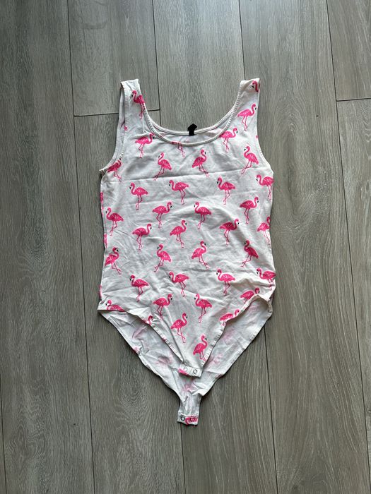 Białe body w flamingi Sinsay