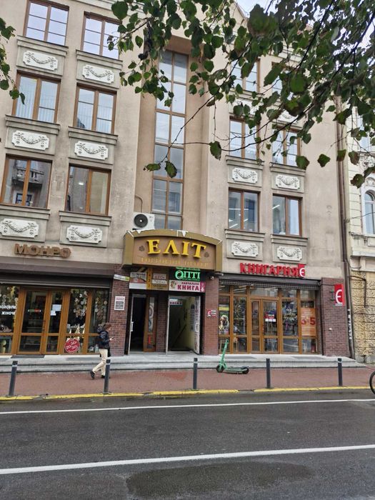 Продам в центрі приміщення офісне