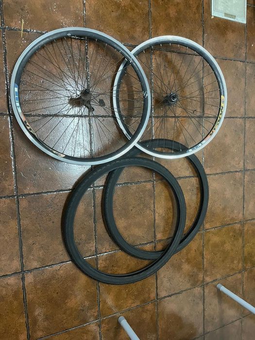 Vendo par de jantes mais par de pneus