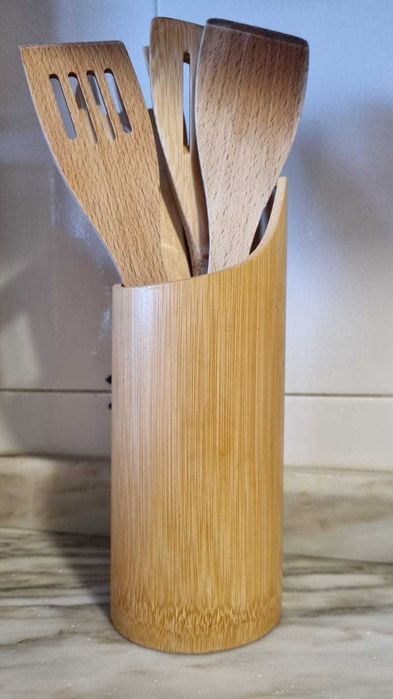 Conjunto de utensílios de cozinha em madeira com suporte, resistente, em bom estado, e prontos a usar.