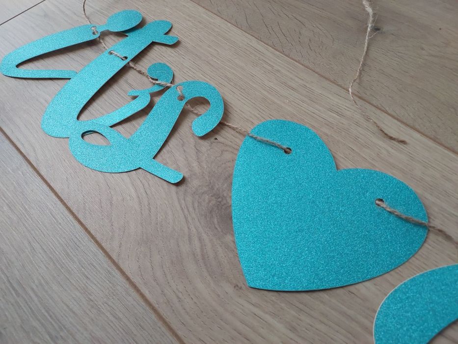 Napis it's a boy niebieski brokat na baby shower na sznurku