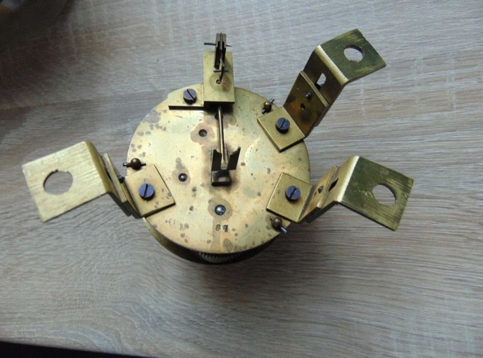 Przedwojenny wiszący okrągły zegar drewniany,sygn.D.C.